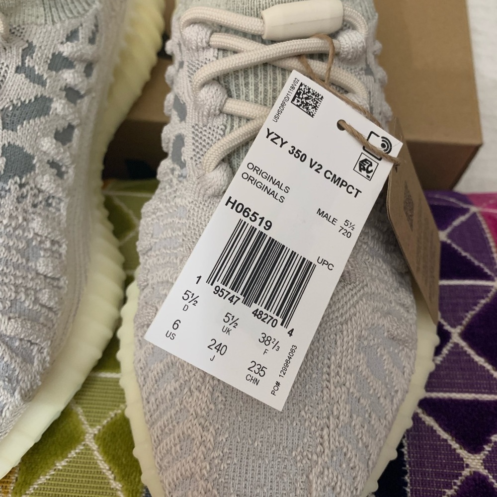 Yeezy sneakers - Picture 2 of 6